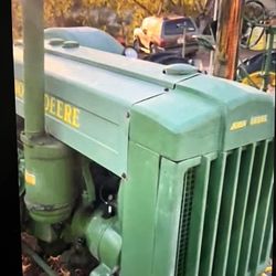 Running John Deere  D 