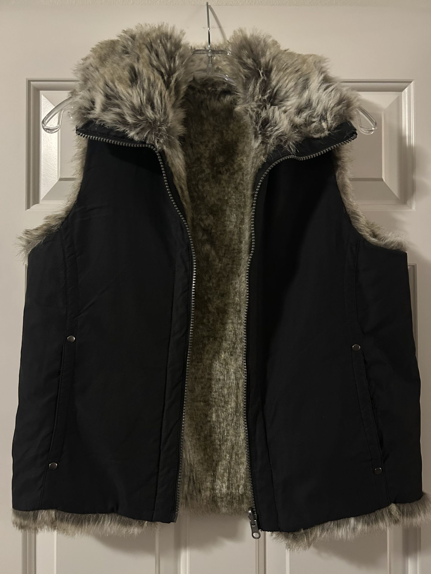 New. Weatherproof Garment Company reversible black and faux fur vest - size small