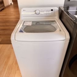 New LG 4.3 Cu. Ft. Ultra Large Capacity Top Load Washer with 4-Way Agitator & TurboDrum Technology WT7005CW