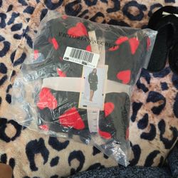 Victoria Secret BRAND NEW Short Plush Robe/Slippers 