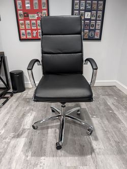 Writing
Modern High-Back Executive Office Chair – Excellent Condition