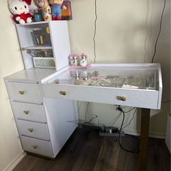 Impressions Hello Kitty glamstation vanity