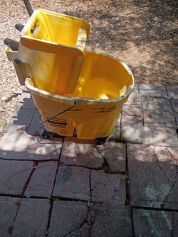 RUBBERMAID  BUCKET &STRAINER  (jumbo bucket)