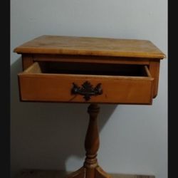 ANTIQUE - MC JOHN M. SMYTH CO END TABLE WITH 1 DRAWER 