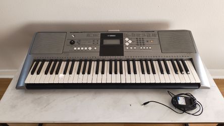Yamaha YPT-330 61-Key Electronic Keyboard