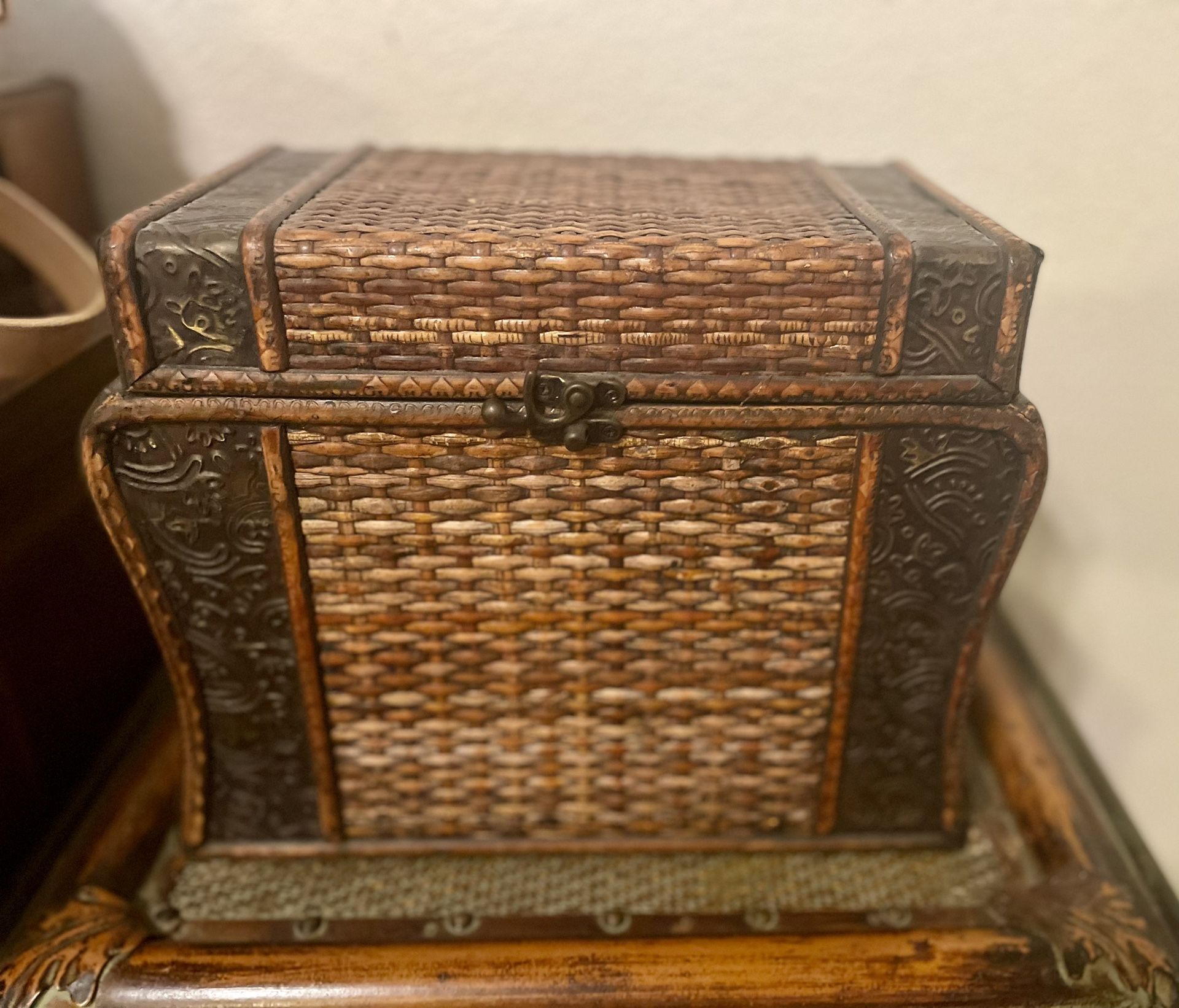 Vintage Woven Wicker & Wood Storage/Sewing Box | Swing Latch Hook | Jewelry Treasure Box🪡🧵🧶