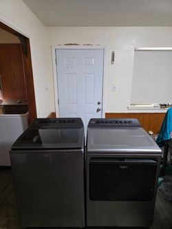WHIRPOOL STAINLESS STEEL WASHER AND DRYER SET BOTH ELECTRIC XL CAPACITY 5.0 CU CLEAN AND DESINFECTED DELIVERY AVAILABLE FOR EXTRA FEE