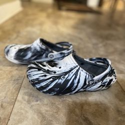 Crocs Classic Lined Marbled Clog Shoes Black/White Tie Dye. Women’s-8, Mens-6.