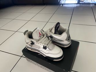 Jordan 4 White cement size 5.5Y