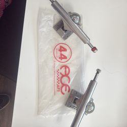 Brand new Ace AF1 8.25 skateboard trucks
