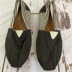 NWOT TOMS DISTRESSED BLACK AND CREAM STRIPPED ESPADRILLE STYLE SLIP ON SHOES