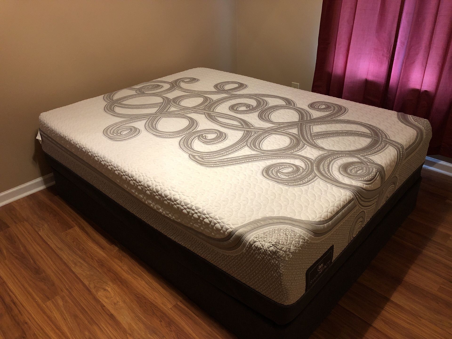 Queen Serta Smart React Loma Vista Smart Memory Foam Mattress and Boxspring