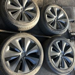 (4) 19” Staggered Tesla Wheels 