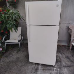Kenmore Refrigerator White Color   W 29" 1/2 D 29" 1/2  H 65" 3/8 Date 06/2015
