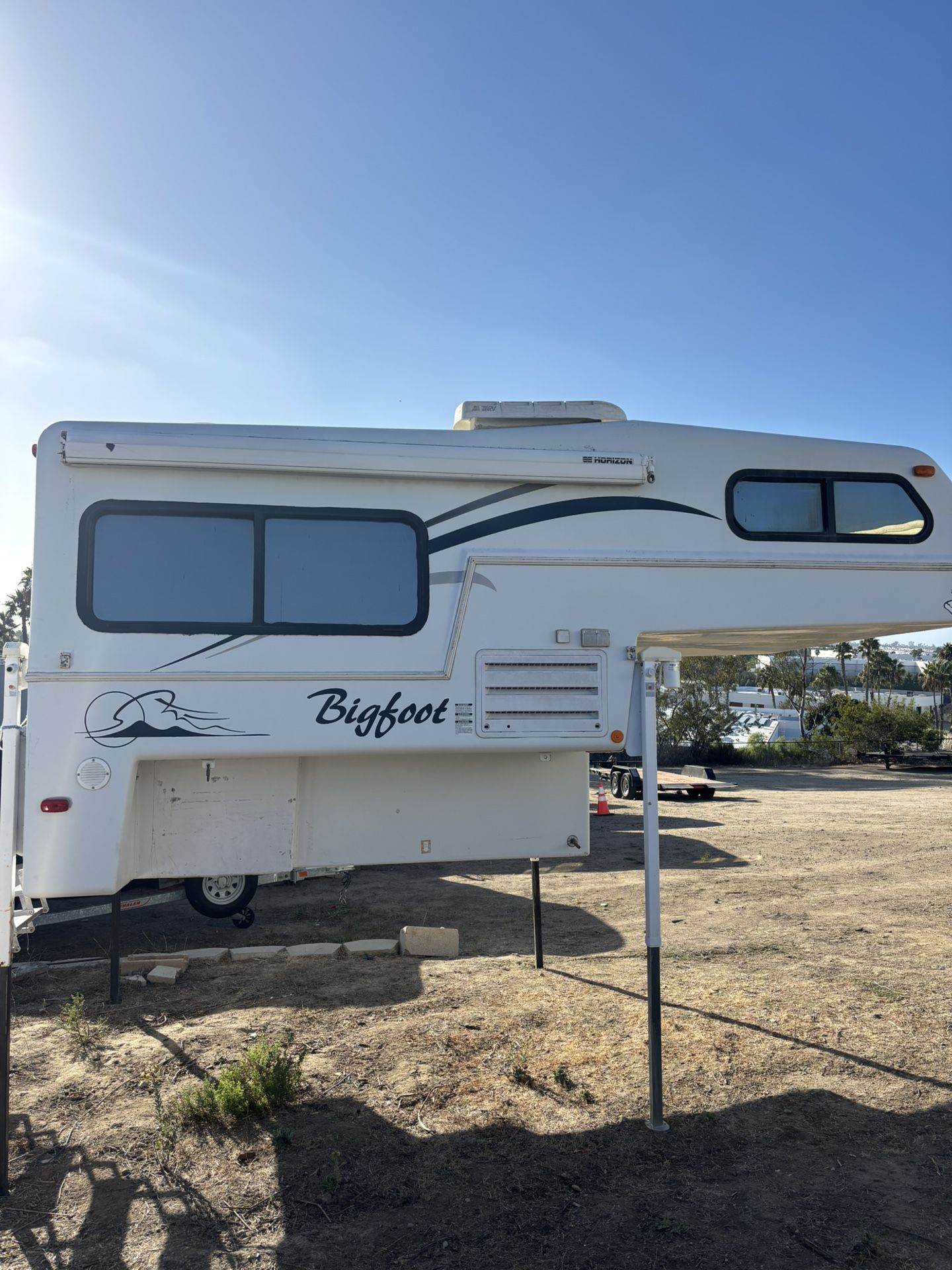 2004 Bigfoot 15c 8.2fr Truck Camper