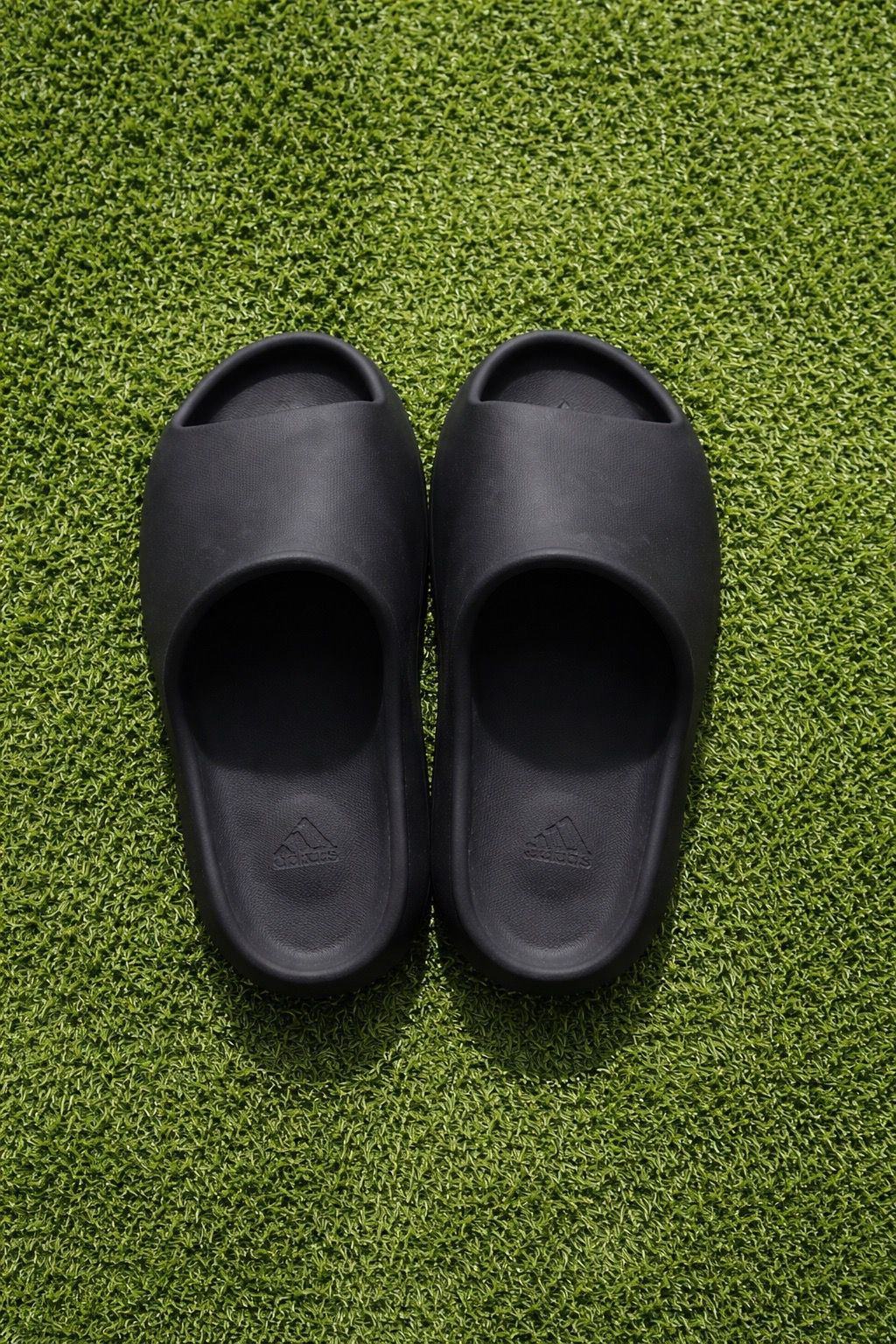 Onyx Yeezy slides size 10