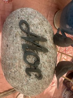 OVAL STONE BRONCE MACKINGBIRD .