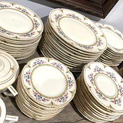 BEAUTIFUL FULL DINNER SET MADE IN GERMANY (118 Pieces)