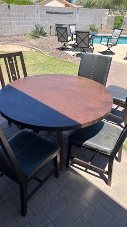 FREE Round Indoor Dining Table + 5 Chairs – Must Pick Up Today