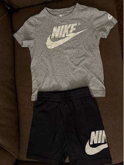 Boys short and t-shirt set size (4-5) (5-6) YRS
