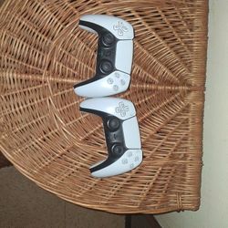 2 PS5 Controllers 