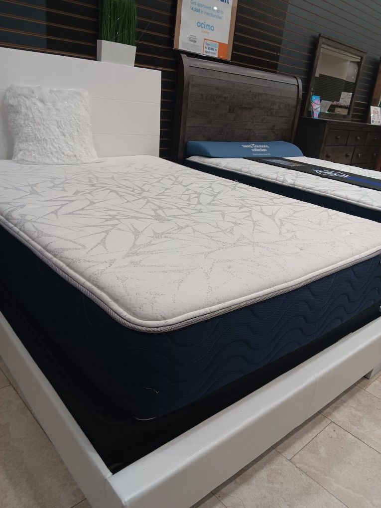 *Bedroom Special!!!*---Sleek Renaissance White King Bed Frames---Limited Inventory!!!---Delivery Available🙌