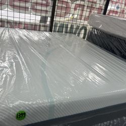 QUEEN SIZE TEMPURPEDIC ADAPT (MEDIUM) MATTRESS & BOX SPRING BED SET