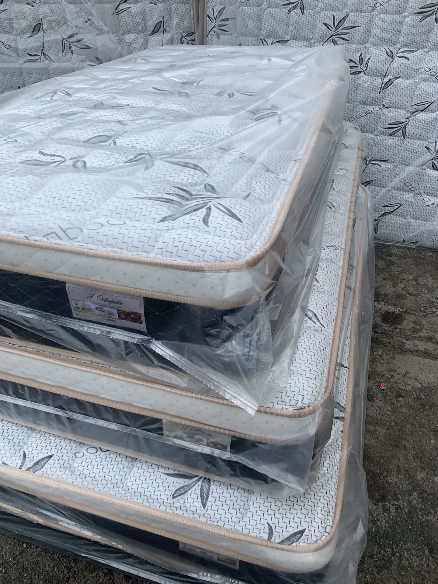 ✨Mattress Pillow Top All Sizes ✨ 🚨12” inches tall 🚨All sizes 💠Queen sizes $200 💠Full sizes $180 💠Twin sizes $150 💠Cal king $330 💠E. King $330