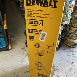 DEWALT 20V MAX 3000-Lumen Adjustable LED Tripod Light