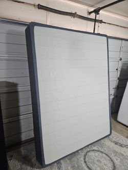 Queen Size Box Spring, Good Conditions 👍