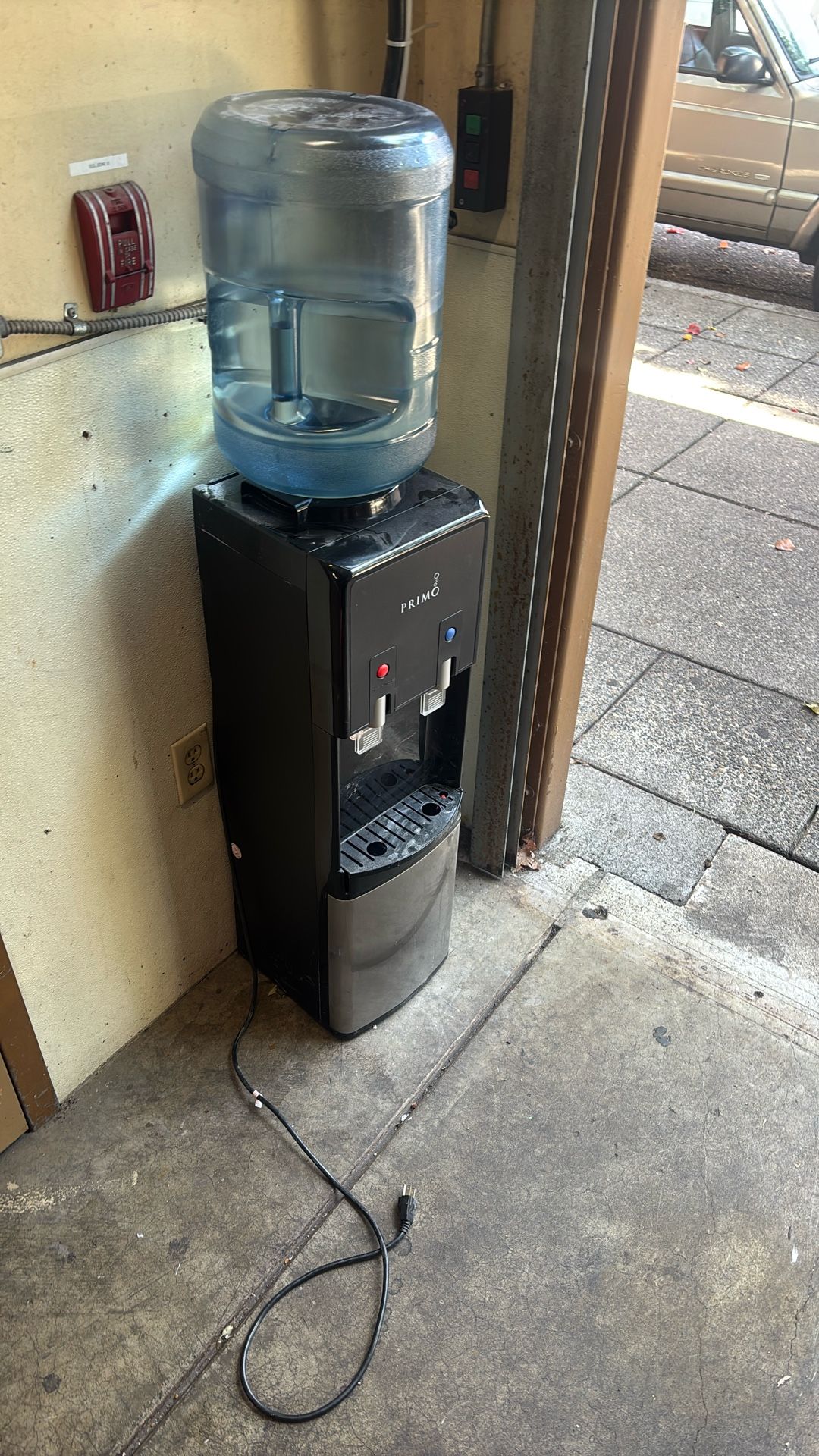 Water dispenser (Lightly used)