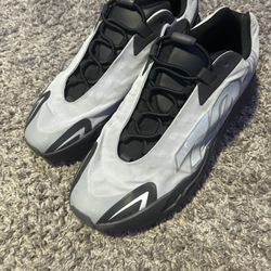 Yeezy Mnvm