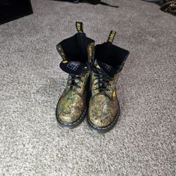 DR MARTENS