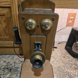 Vintage 1950s AM Radio Antique Telephone 