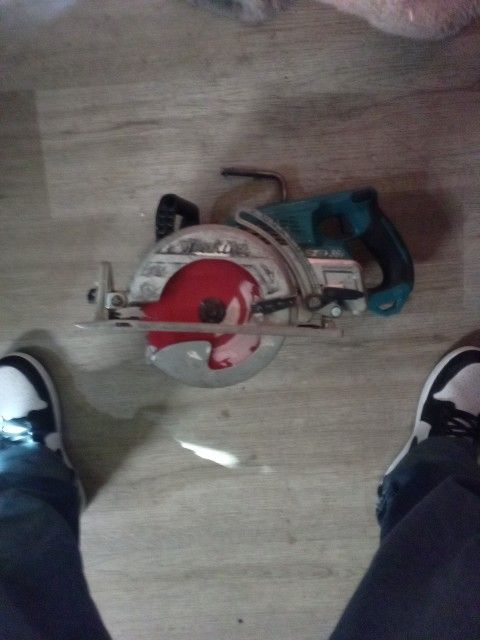 Makita Battery Operated Table Saw (Has 2 Batteries)