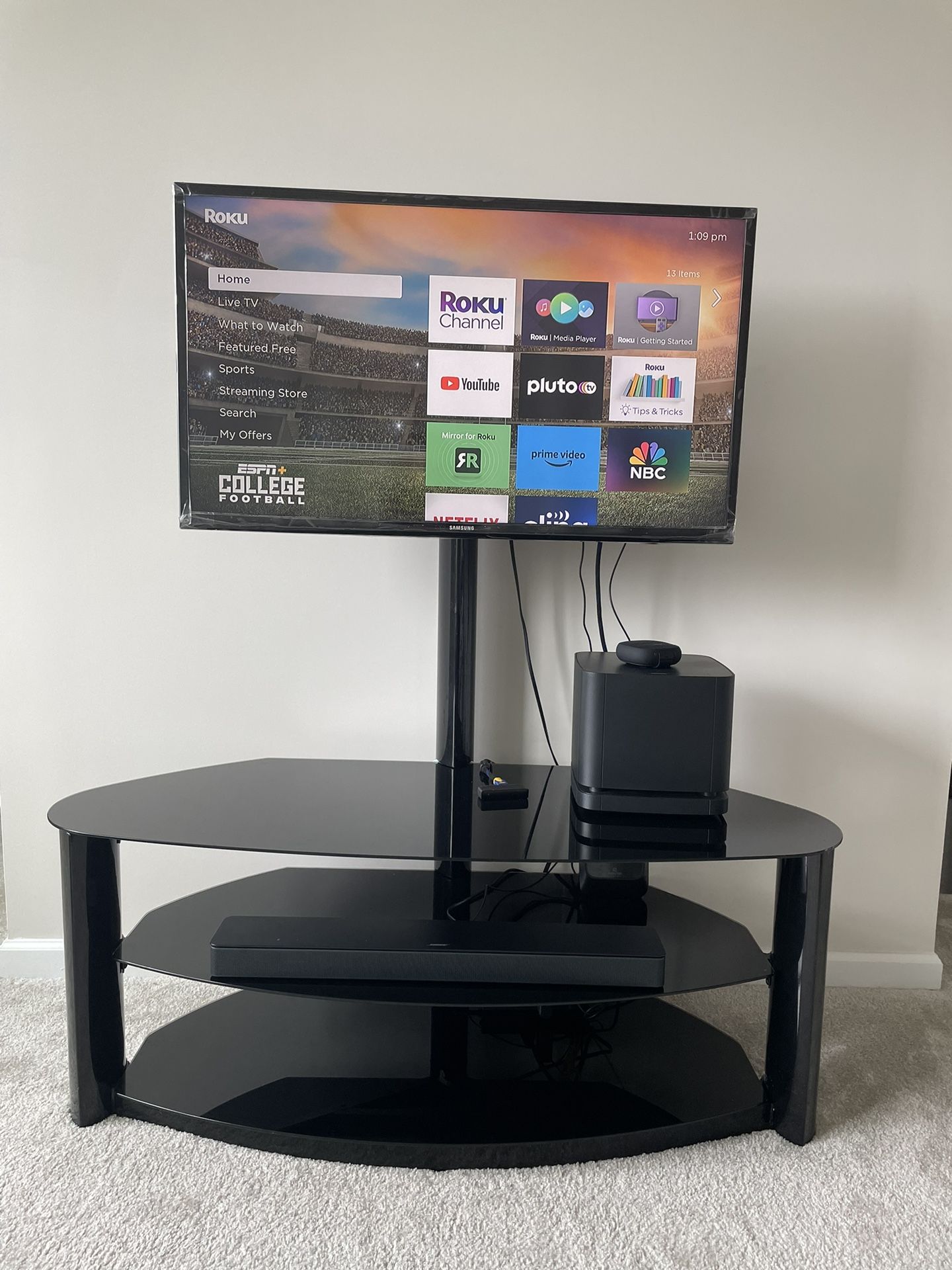 40 Inches Samsung Tv + TV Table + Roku 