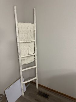 Rustic White Decorative Blanket Ladder