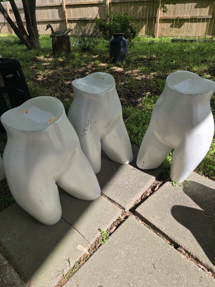 Female mannequin bottom.