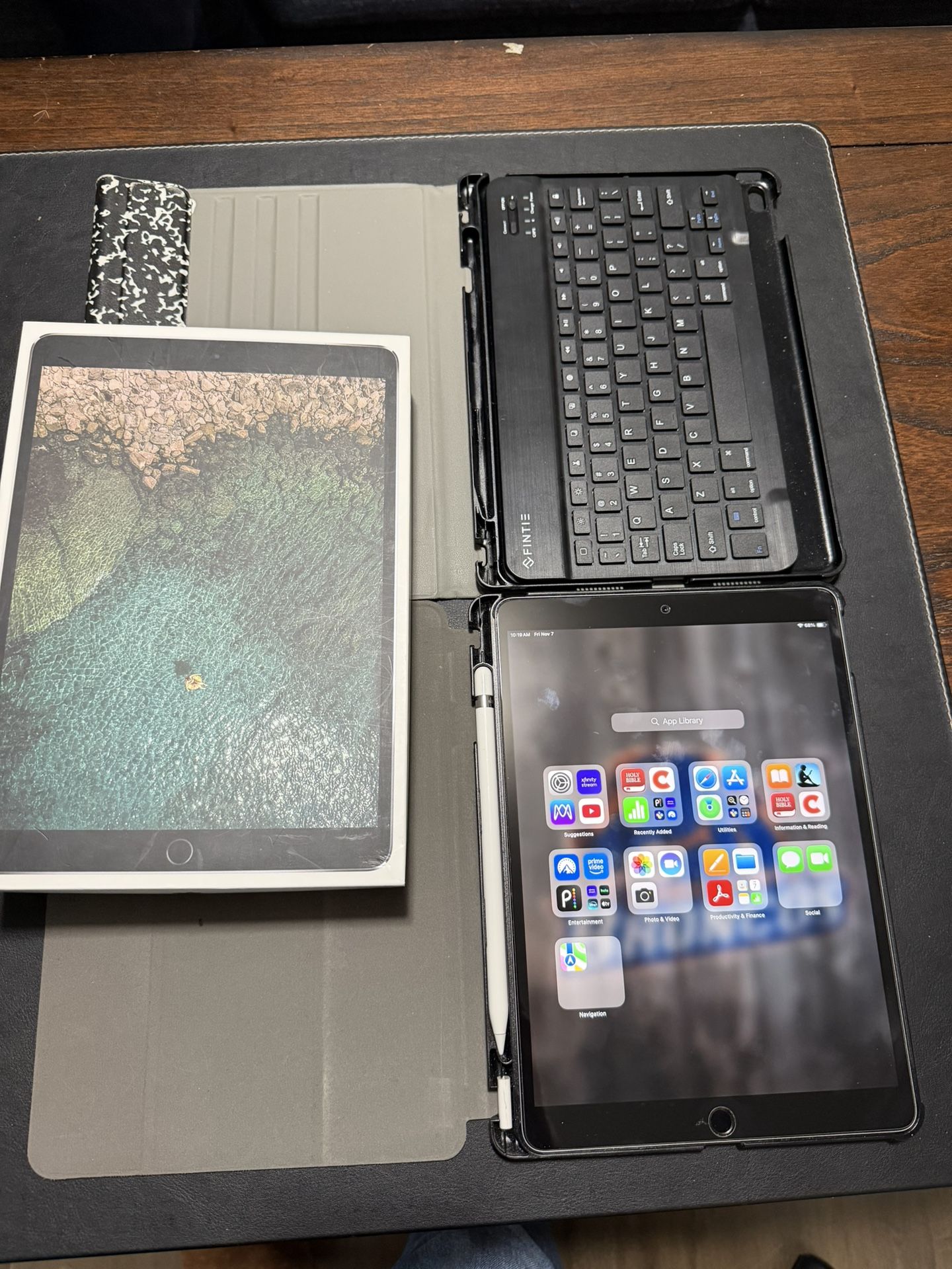 iPad Air 10.5 With Cases And Keyboard