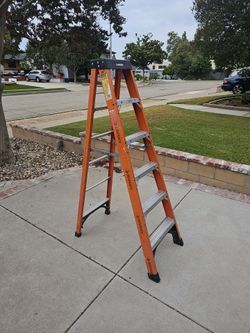 Husky 6 ft. fiberglass step ladder (Model 01-6002-00)