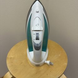 Hamilton Beach Full Size Steam Iron in like new condition! Retractable cord for easy storage! 