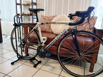 Specialized allez roadbike size medium shimano claris 16 speeds like new..