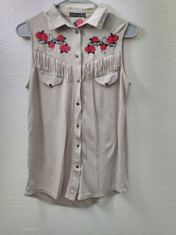Women's sleeveless buttoned shirt with embroidered rose pattern