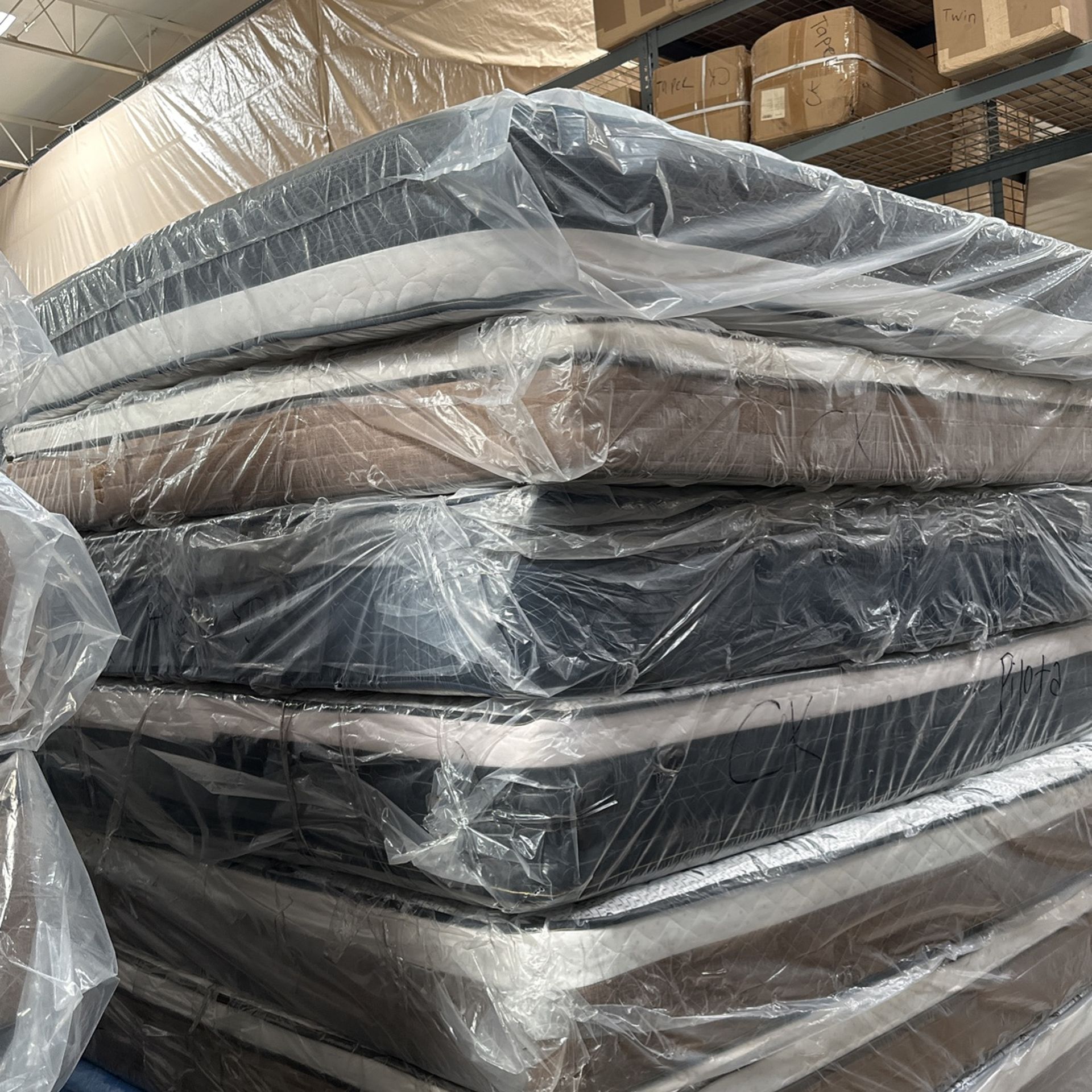 Queen Pillowtop Mattress Solo Colchon