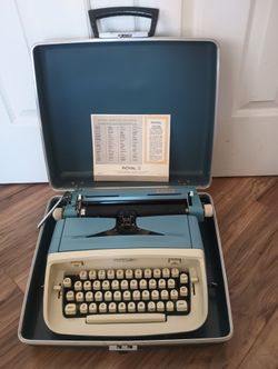 Vintage 1960’s Turquoise Font Royal Aristocrat Manual Typewriter Hard Case Blue Retro