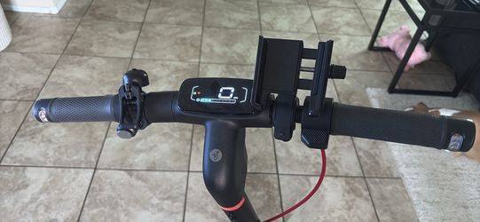 Segway E3 Pro SE Electric Scooter, 20 MPH with Lock & Phone Mount