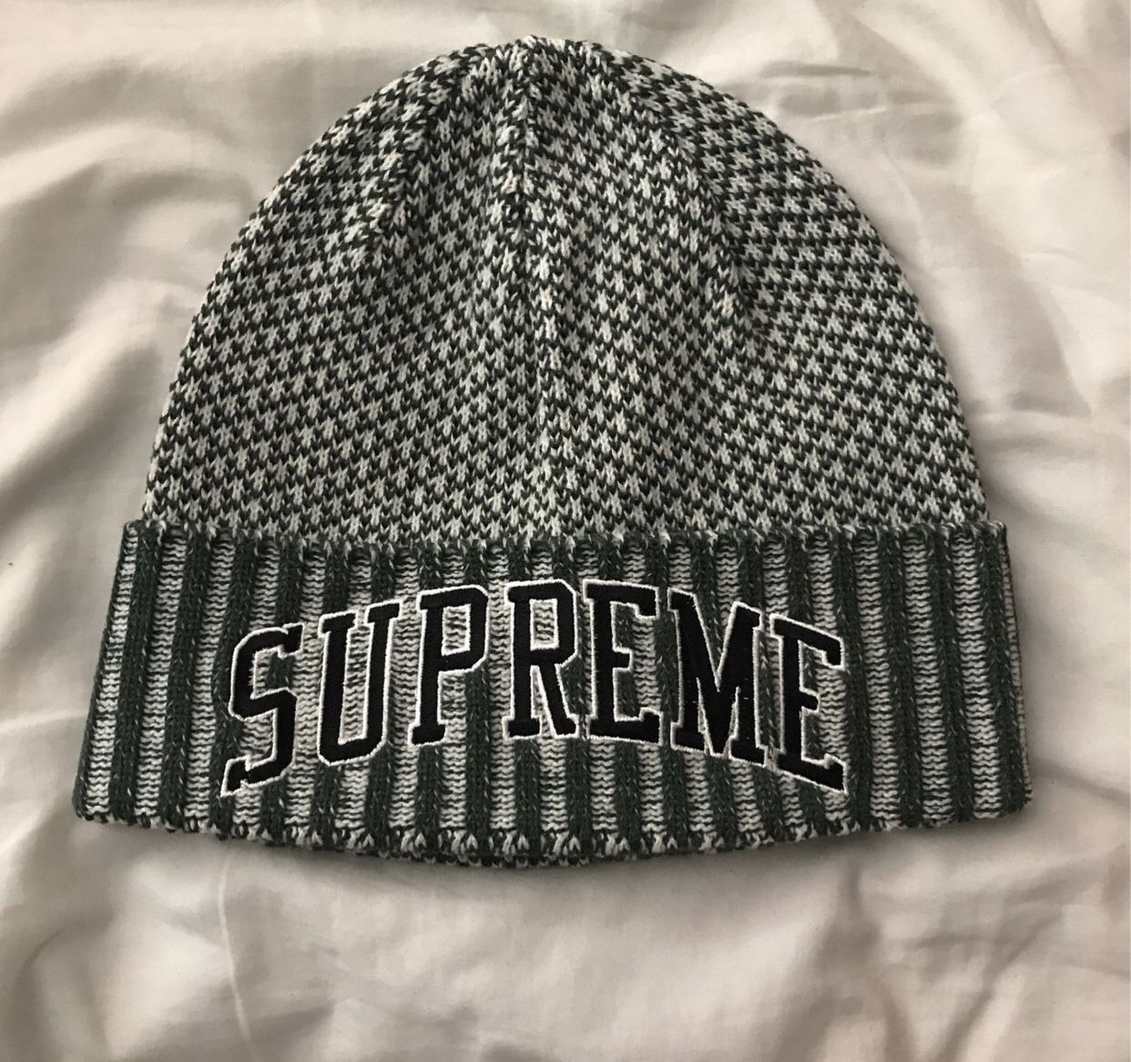 BRAND NEW DEADSTOCK SUPREME GREEN BEANIE