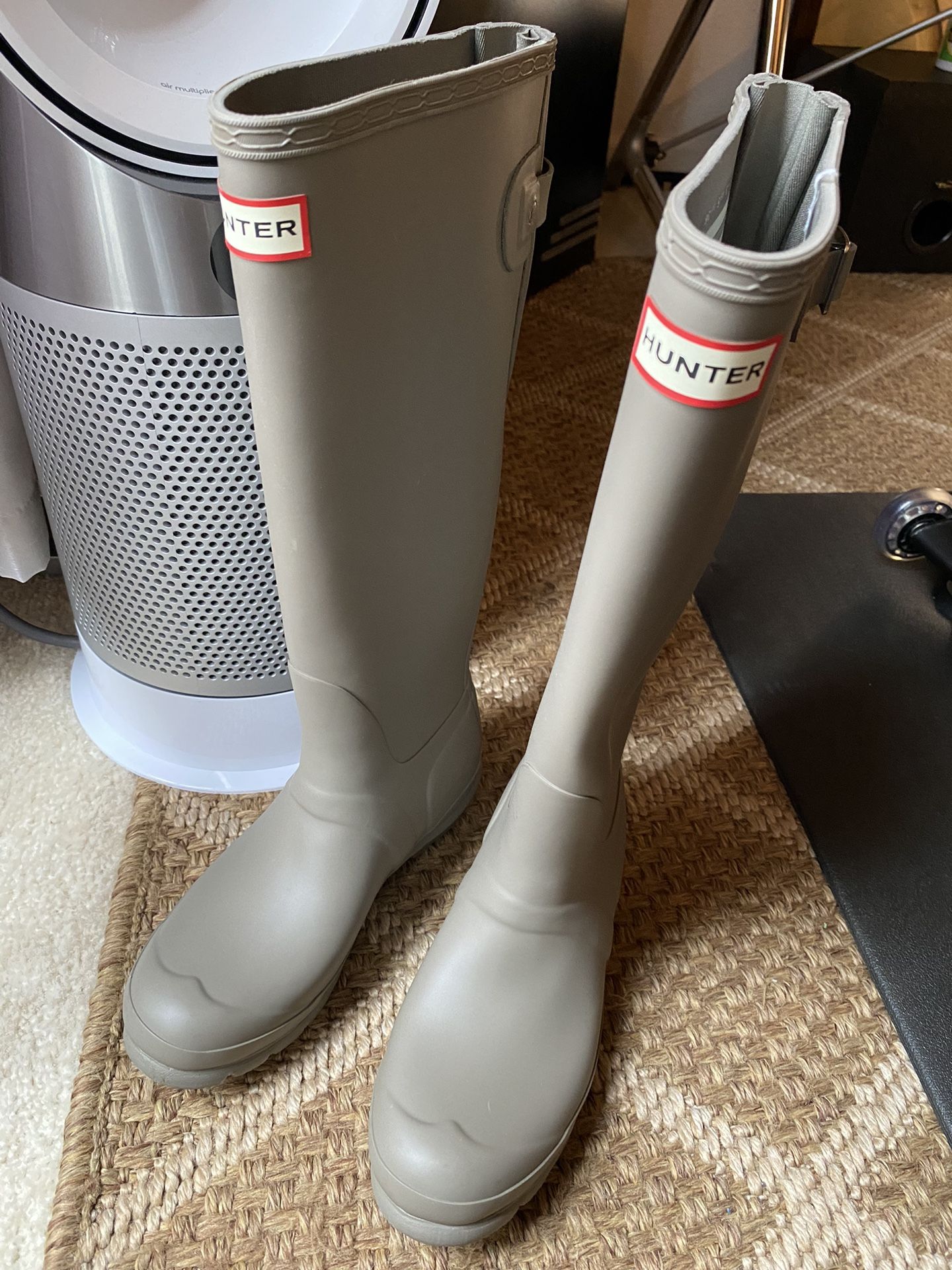 New Hunter Original Tall Womens Rubber Rain Boots - Black -Women size 5 Color Gray Light Brown   New without tag with store price sticker. Shows light