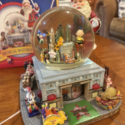 Santa Claus Thanksgiving day parade water globe