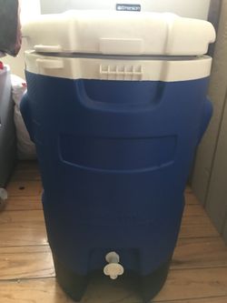 Igloo Cooler w/ wheels!! Ice Chest!